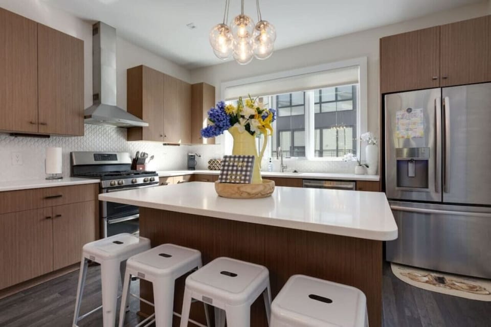 Fully equipped kitchen with additional bar seating