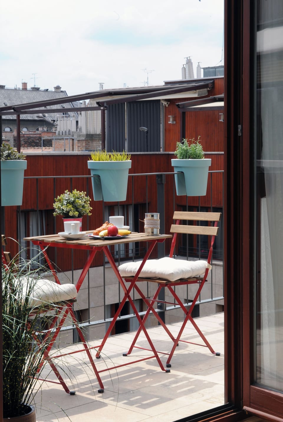 Shared balcony with city and courtyard view