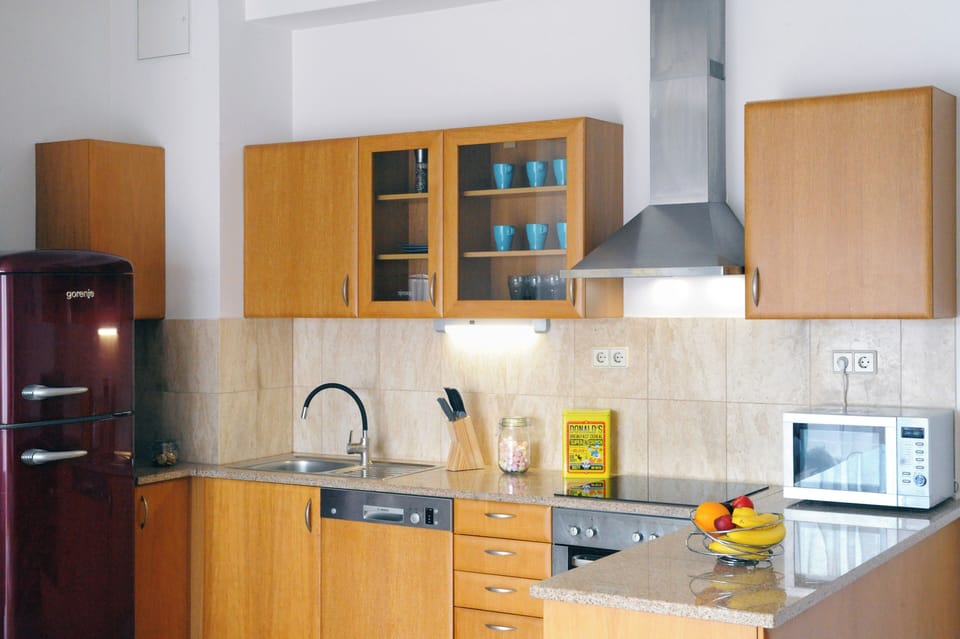 Kitchen with dishwasher, oven, microwave, Nespresso coffe maker, toaster, ect. 