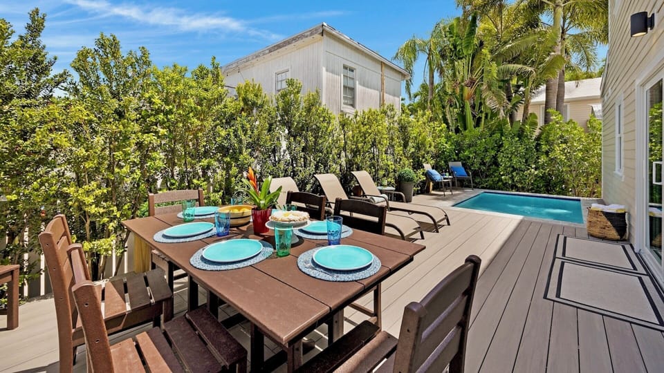 Dine al fresco by the pool...