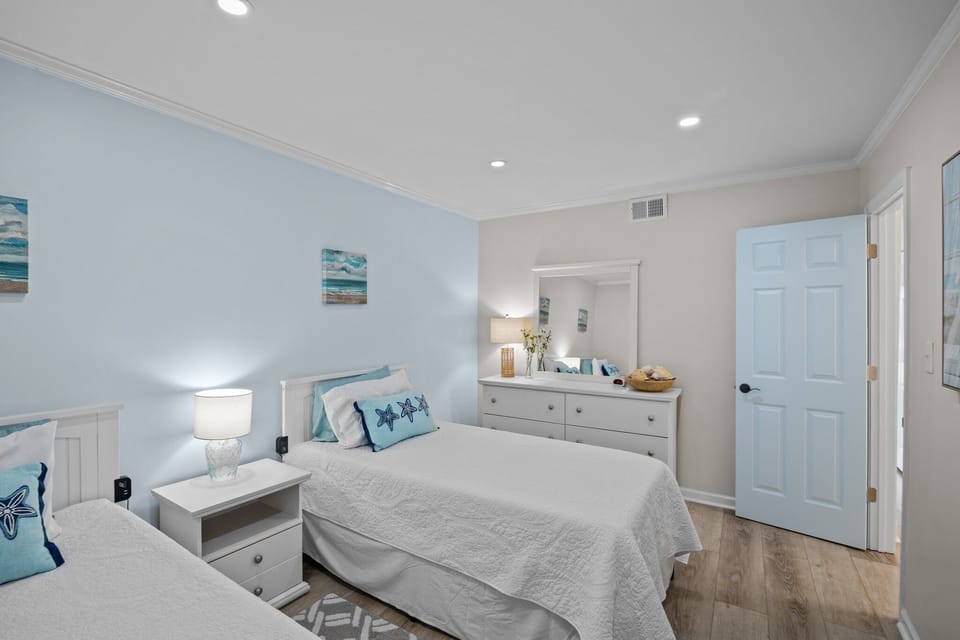 Flexible comfort: Two twin beds cater to families & friends.