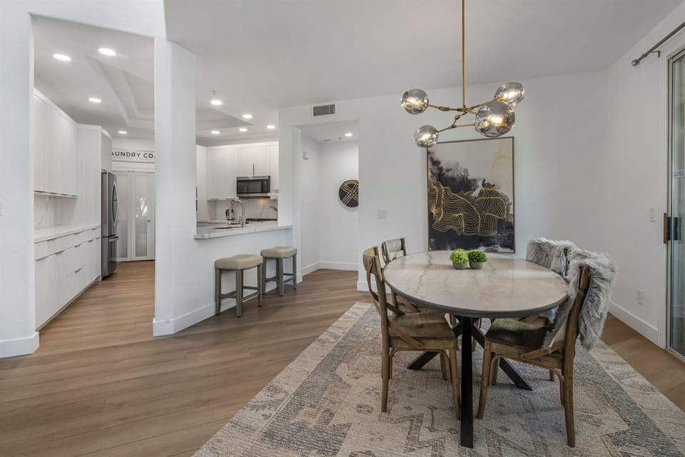 Dining Room & Breakfast Bar