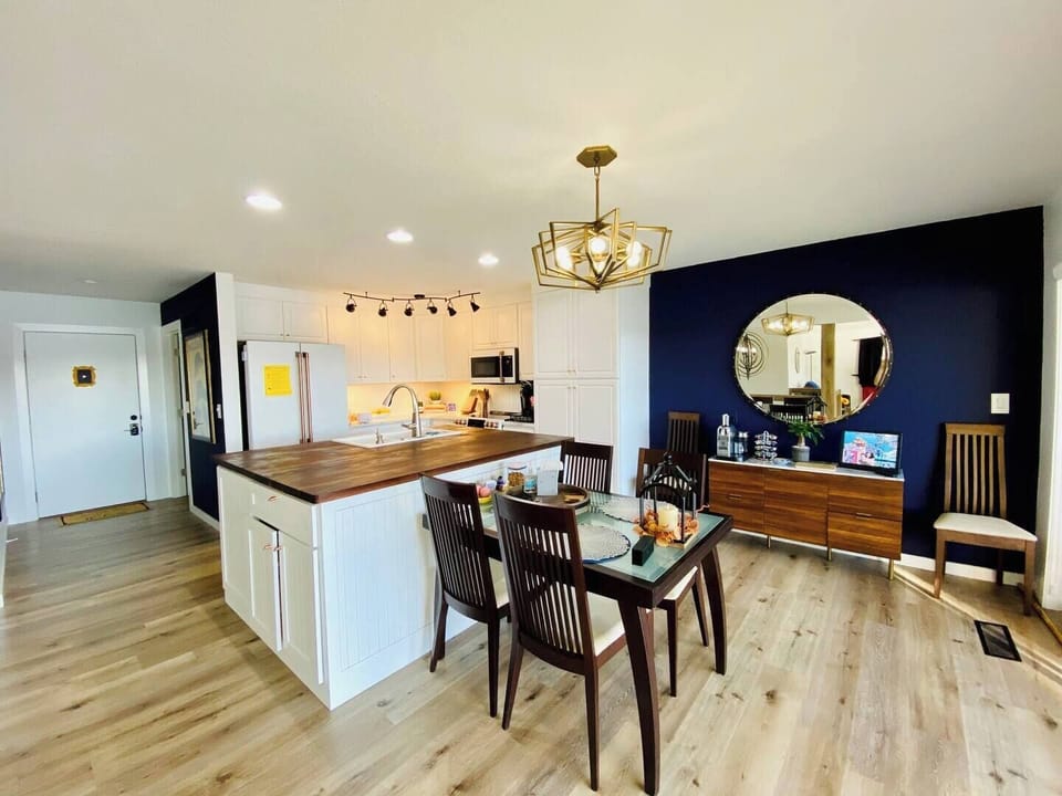 Gather around this fully equipped kitchen 