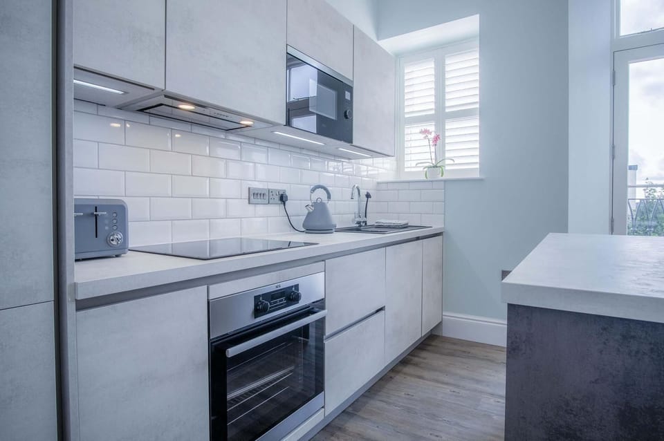 No. 6 Croft House - 1 Bedroom Apartment - Tenby (22716)