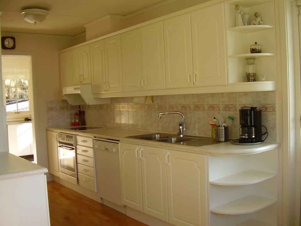 the fully equipped kitchen
