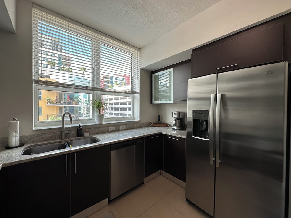 Full equipped kitchen with a nice city view