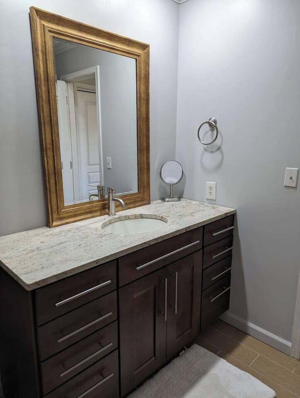 En suite primary bathroom