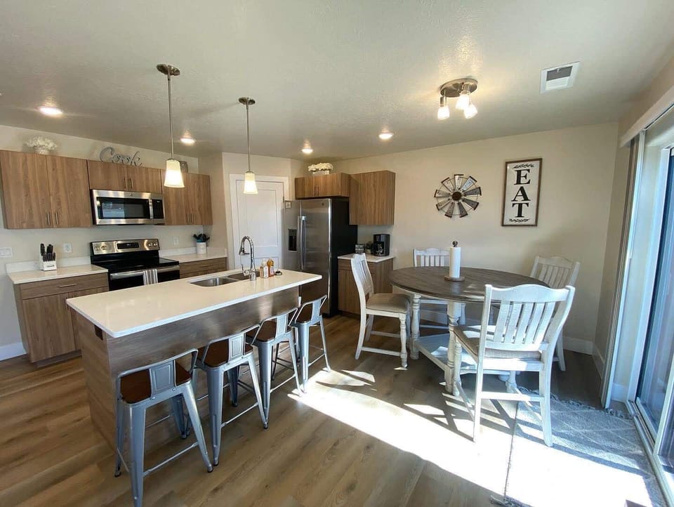 Whether it's breakfast, lunch, or dinner, there's plenty of room for everyone at our table and kitchen island.