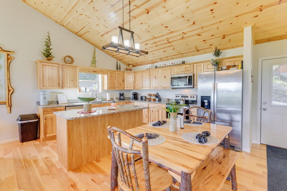 Dining Area | Dining Table | Dishware/Flatware