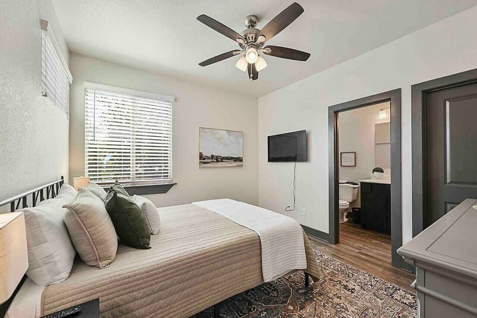 Third floor, queen bedroom