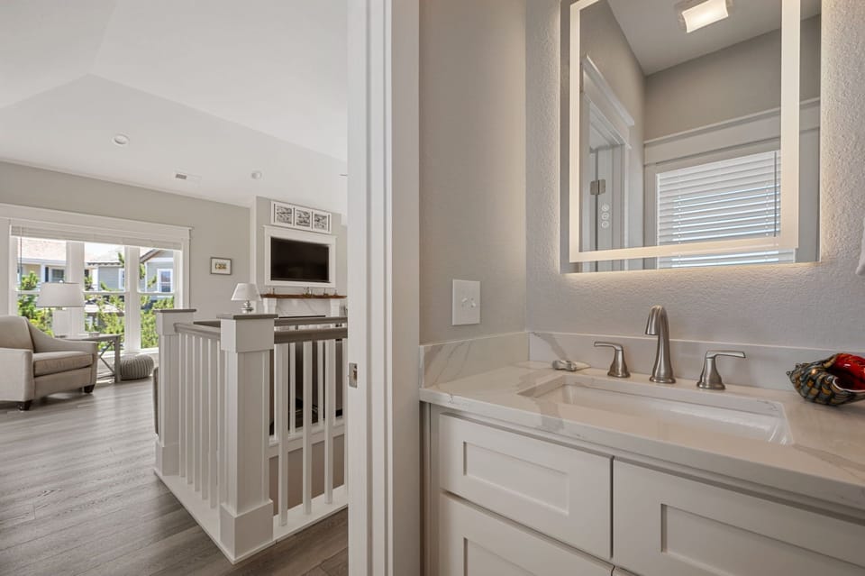 WE17: Benders Beach Bungalow | TL Half Bath