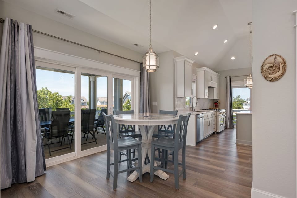 WE17: Benders Beach Bungalow | TL Dining Area - Seating for 4