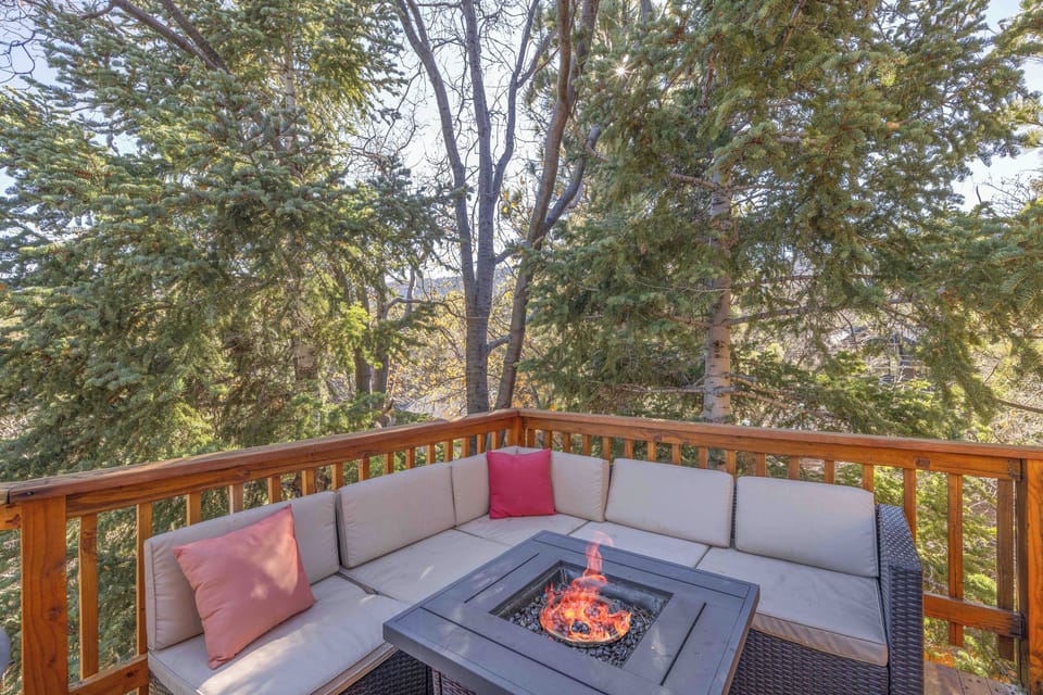 Settle into the cozy outdoor lounge, warm up beside the fire pit, and reconnect beneath the towering pines—an unforgettable setting for slow evenings in Big Bear.