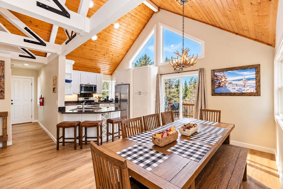 From big breakfasts before the slopes to dinners around the table, this bright kitchen and dining space makes sharing meals part of the Big Bear experience.