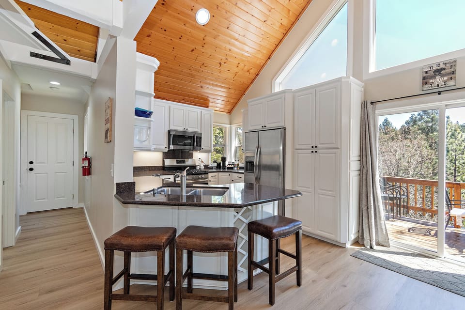 Start the morning together at the sunny breakfast bar, then step straight onto the forest-view deck—an open, inviting kitchen designed for effortless meals and relaxed Big Bear moments.