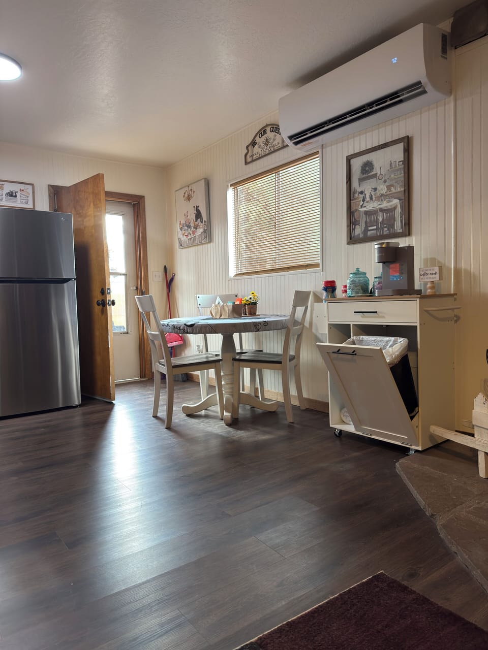 Dining area in Kitchen and Coffee Island