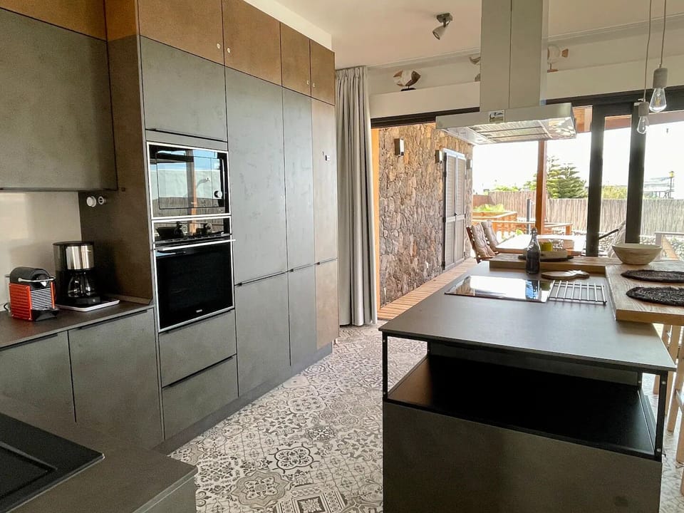 Moderne Küche, Backofen und Mikrowelle