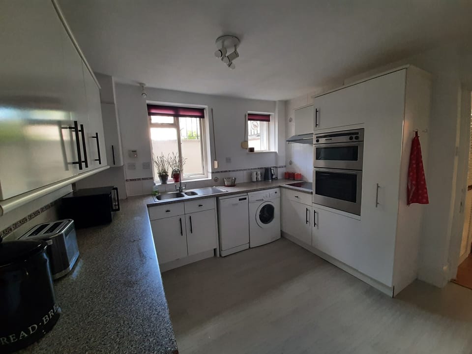Fully kitted kitchen with double oven and dish washer (and washing machine)