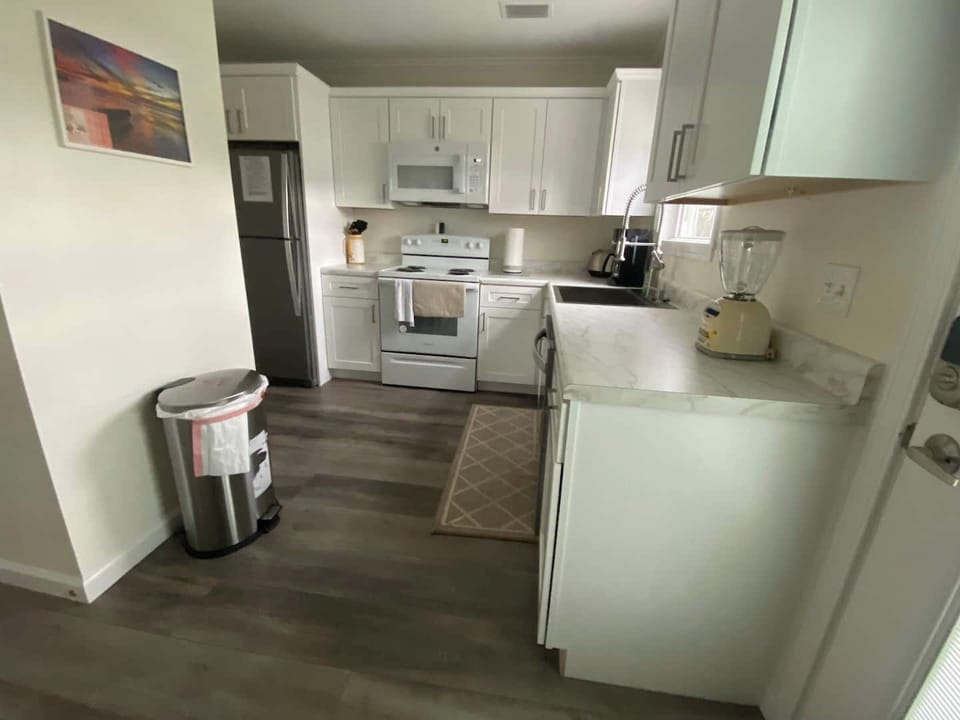Full kitchen with full sized appliances