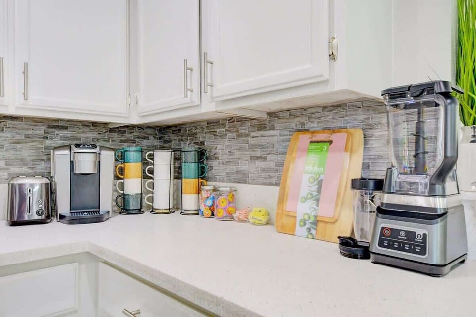 Fully Equipped Kitchen! So you know that whether you want to eat out or cook your fav dishes? you have everything you need to do so! Quality cookware, stainless steel appliances, Coffee maker for cold and hot drinks, and of course a ninja blender and