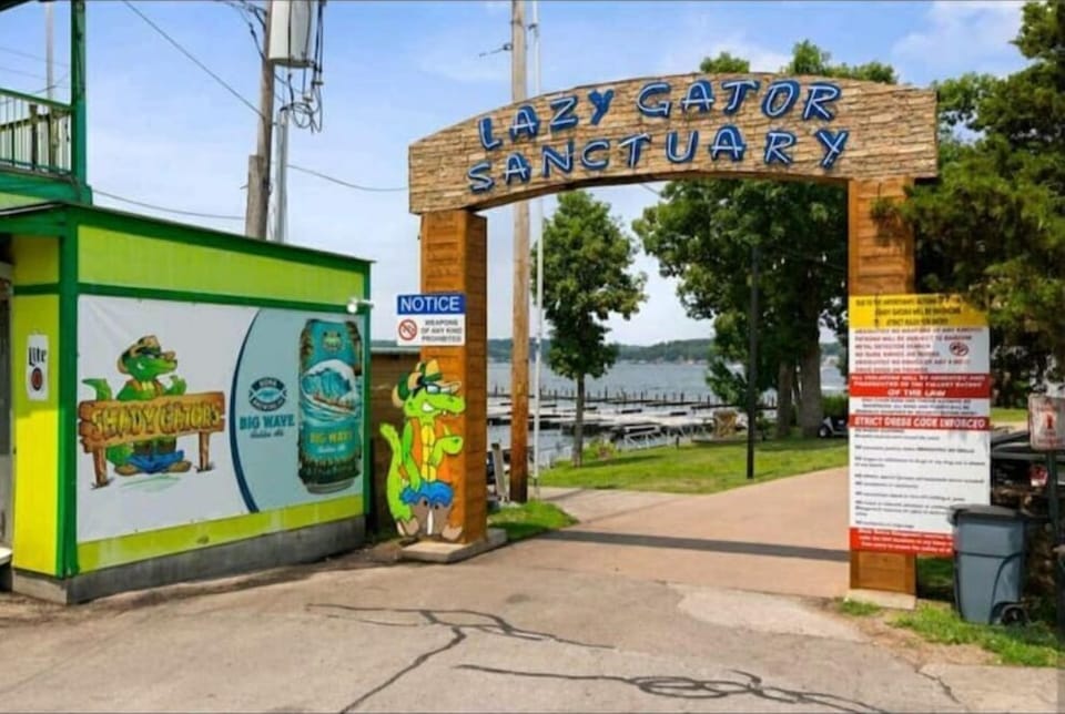 Shady Gators - Live music, sand beach, swim bar, playing hooky shuttle. dogs ok