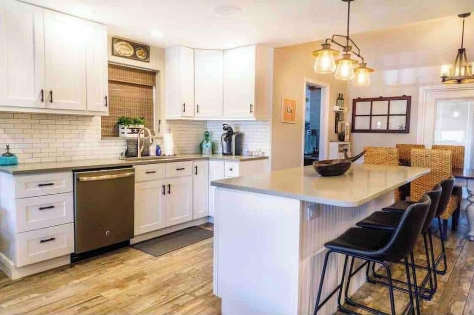 Breakfast bar seating for 3!
