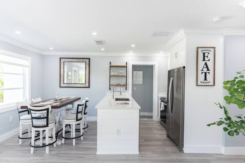 Open floor plan with center kitchen island and dining for 6!
