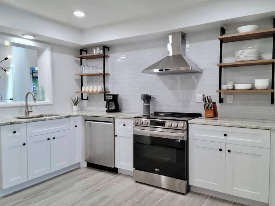 Fully Equipped Kitchen with Keurig coffee maker and starter kit of Starbucks k-cups