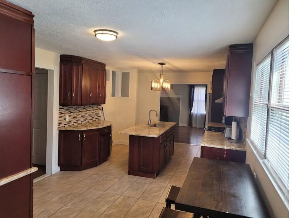 Large Kitchen with appliances