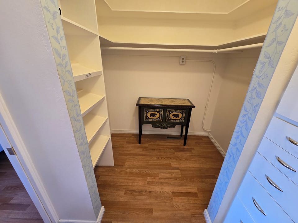 MASTER BEDROOM CLOSET=SHOE RACK TO THE LEFT