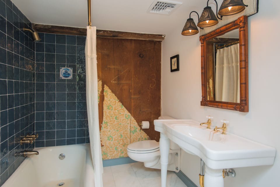 Bathroom 3 upstairs with tub