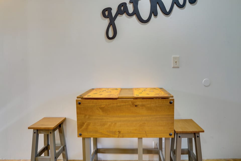 Dining Area | Dishware/Flatware Provided