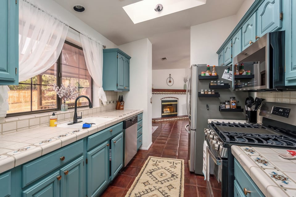 Full Kitchen with modern appliances
