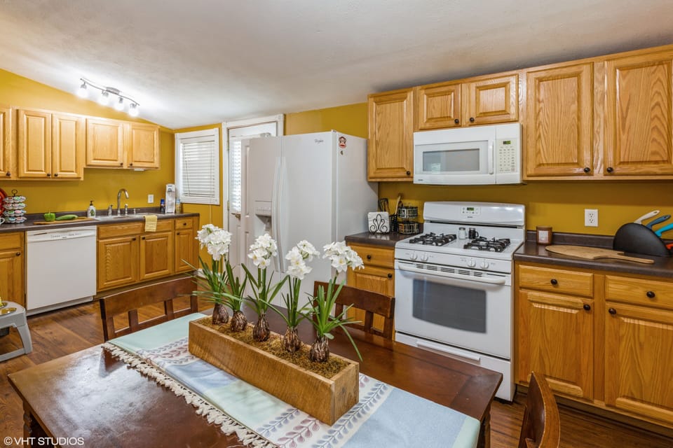 Fully Stocked Kitchen
Microwave / Oven / Refrigerator and Freezer