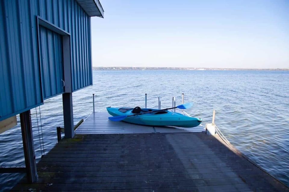 Explore the lake with two included kayaks—perfect for morning paddles or sunset floats.