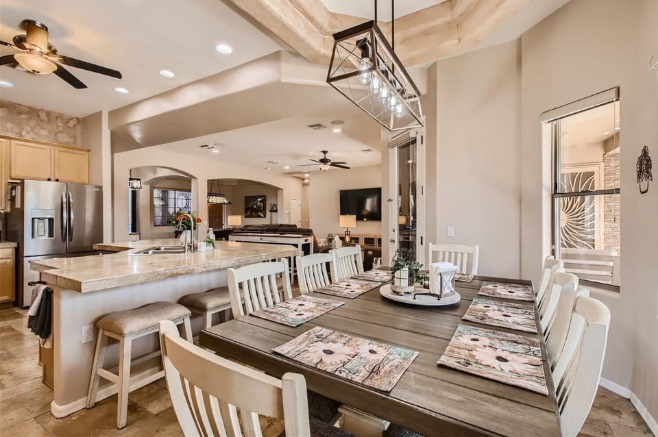 Cozy dining nook with seating for 8.