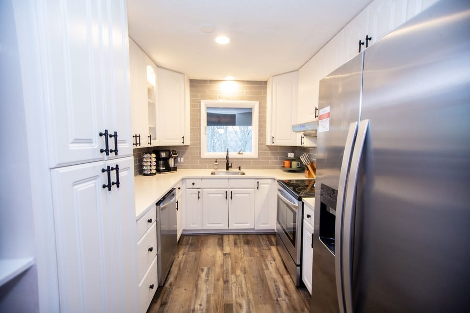 Kitchen - granite countertops and stainless appliances