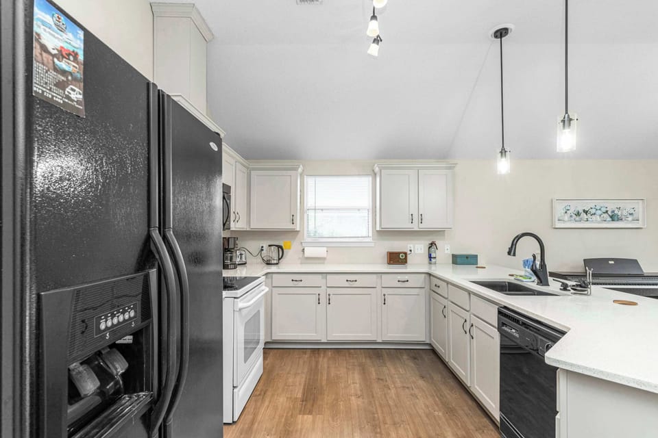 Kitchen w/ all Appliances