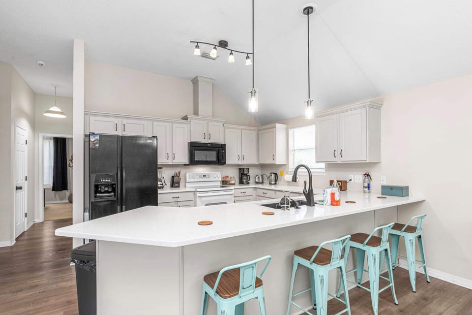 4 Barstools w/ Kitchen Peninsula
