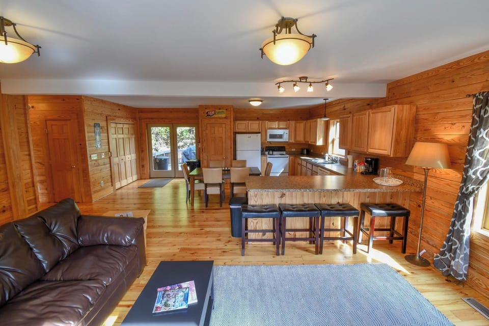 Open living room, kitchen and dining room