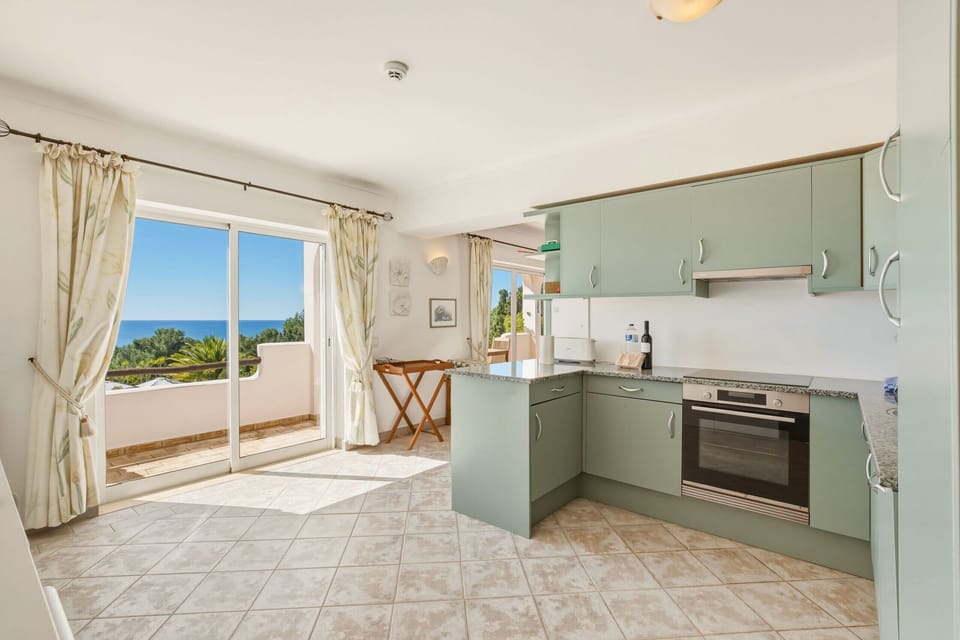 The apartment at Casa Galo Verde features a spacious kitchen. Equipped with a hob, oven, dishwasher, kettle and toaster, as well as a large wine rack, it has all the essential appliances you need to enjoy the culinary side of your holiday.