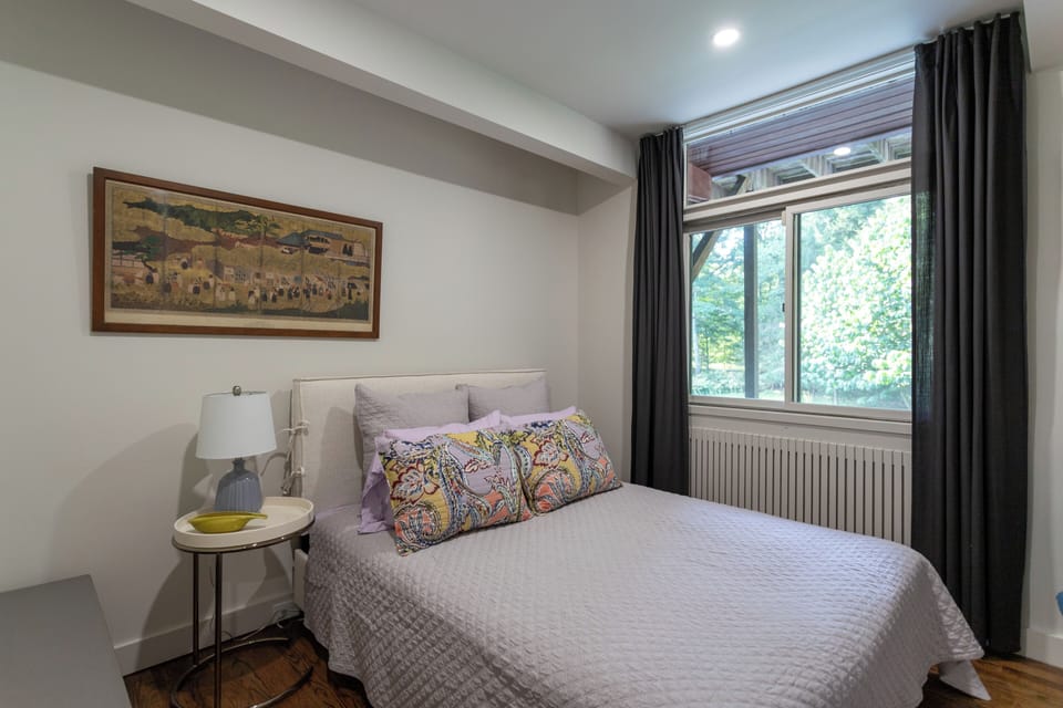 Guest bedroom on 1st floor w queen bed