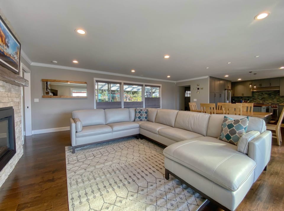Sectional with views to the front yard/entrance