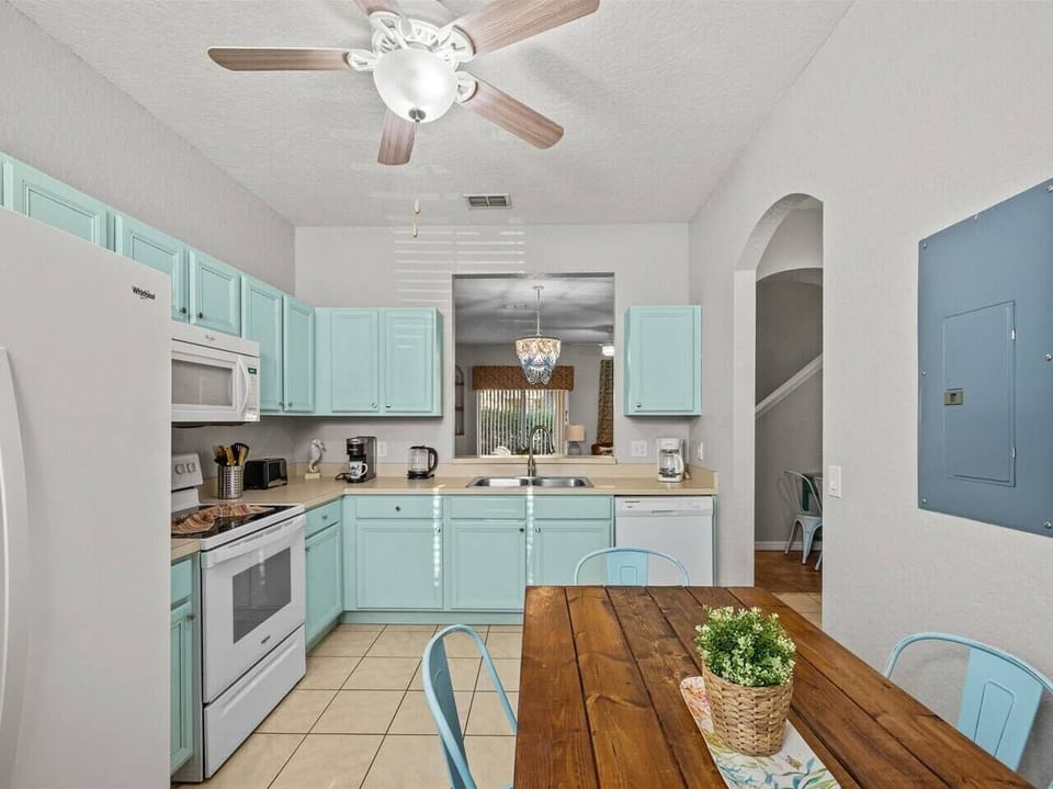 Whether you're whipping up snacks or a full meal, this kitchen has you covered. With spacious countertops and all the tools you need, you’ll find cooking here simple and stress-free. 