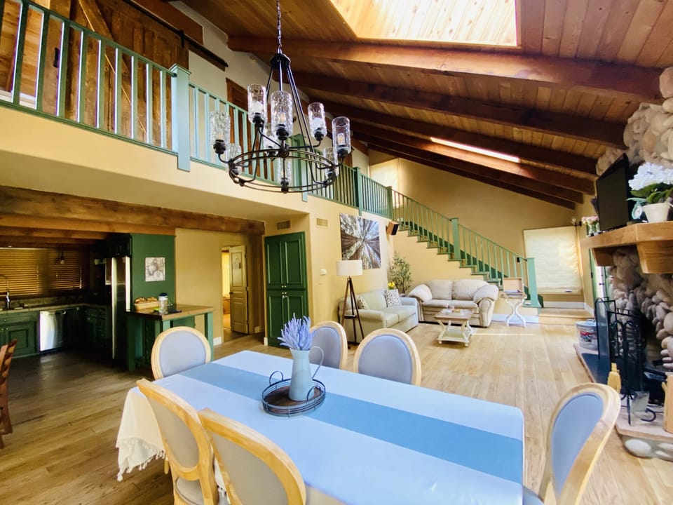 Relax in the open concept free lowing living space. 3bd/2ba w/ immersive views