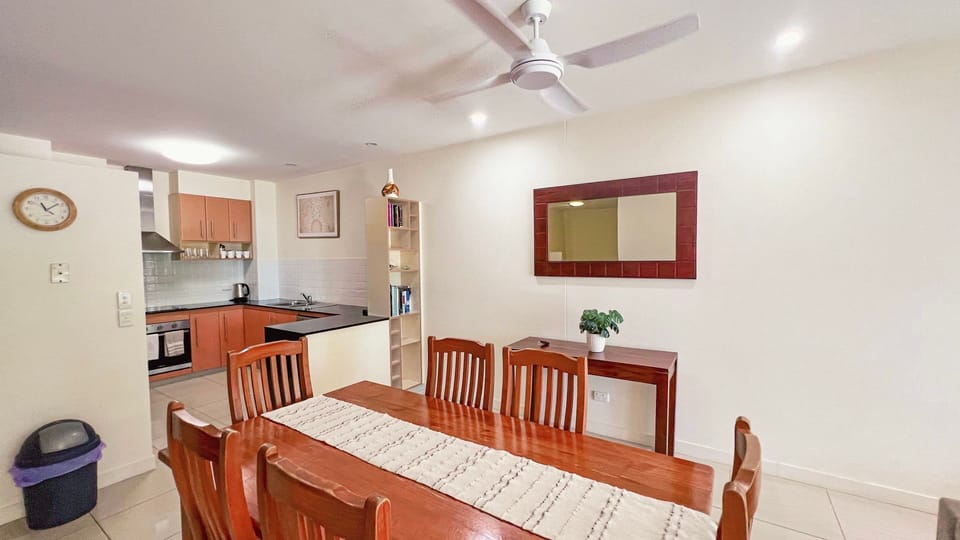 Dining to kitchen