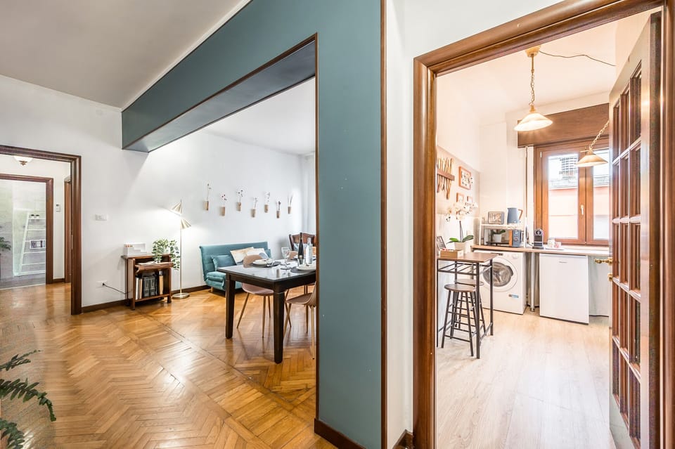 Casa Emilia - The entrance to the house opens onto the kitchenette and living room.