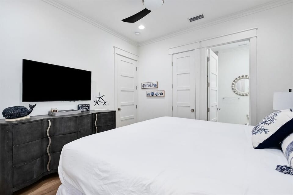 First Floor Guest King Bedroom