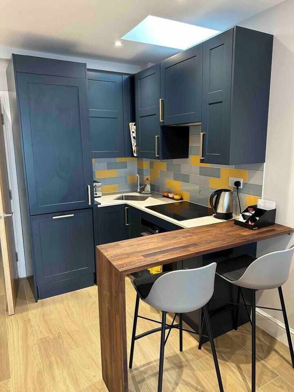 Kitchen with breakfast bar