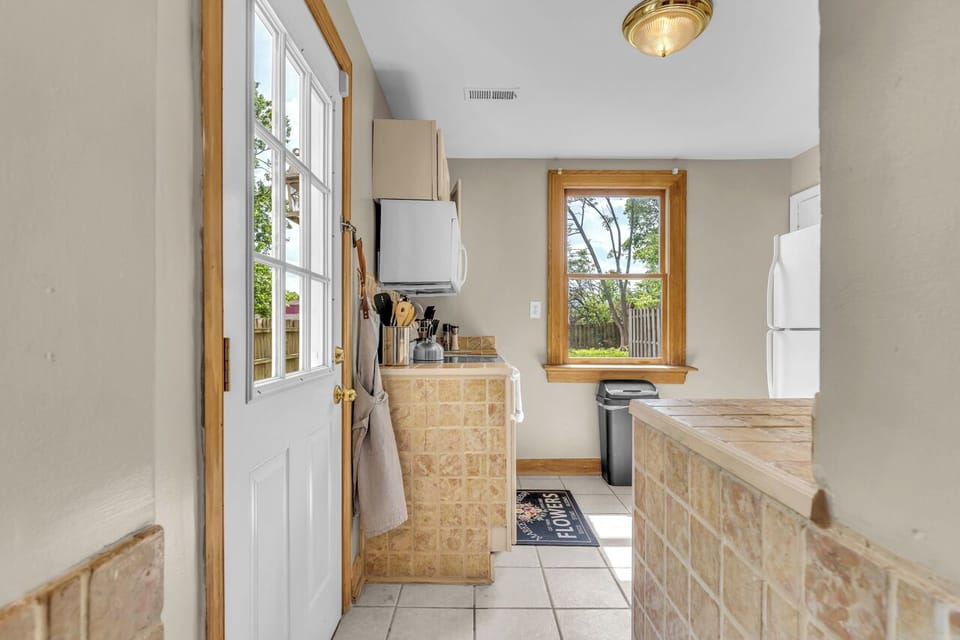 Step into this beautifully maintained, clean kitchen